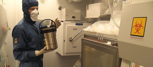 Российские специалисты изучают пробы на наличие коронавируса у армянских и российских военнослужащих. Российские специалисты изучают пробы на наличие коронавируса у армянских и российских военнослужащих. - Sputnik Արմենիա