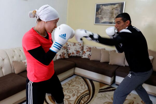 Спортсменка Марием Хомрани во время тренировки дома во время самоизоляции в Тунисе - Sputnik Армения