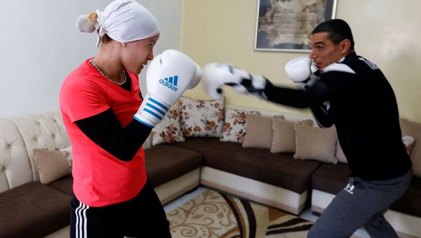 Спортсменка Марием Хомрани во время тренировки дома во время самоизоляции в Тунисе - Sputnik Արմենիա