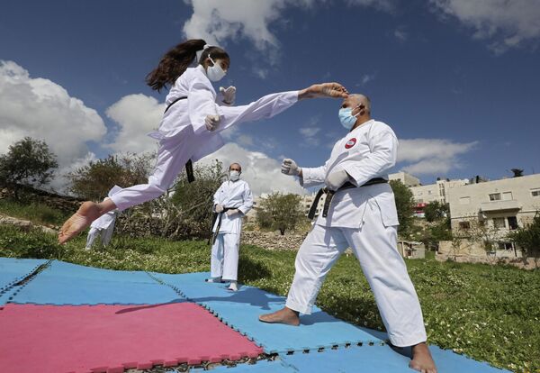 Палестинская чемпионка по карате во время тренировки со своим отцом дома в Хевроне - Sputnik Армения
