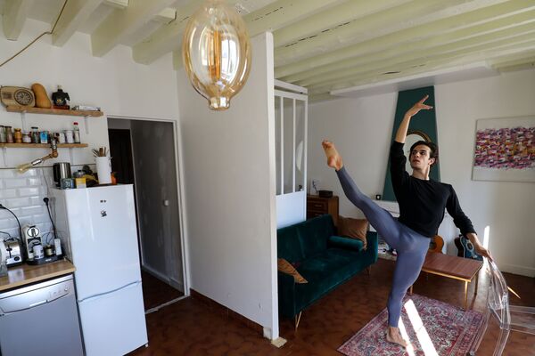 Итальянский танцор балета Парижской оперы Франческо Мура во время тренировки дома в Париже - Sputnik Армения