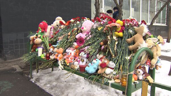 СПУТНИК_Цветы, свечи и игрушки у Октябрьского поля и возле дома убитой девочки - Sputnik Армения