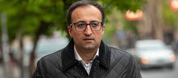 Министр здравоохранения Арсен Торосян перед началом Концерта благодарности Нарека Ахназаряна медикам и персоналу гостиницы, где музыкант провел двухнедельную изоляцию (21 апреля 2020). Еревaн Министр здравоохранения Арсен Торосян перед началом Концерта благодарности Нарека Ахназаряна медикам и персоналу гостиницы, где музыкант провел двухнедельную изоляцию (21 апреля 2020). Еревaн - Sputnik Արմենիա