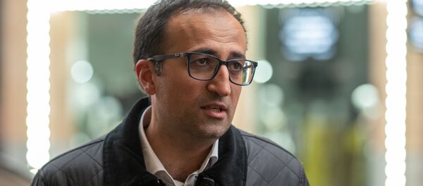 Министр здравоохранения Арсен Торосян перед началом Концерта благодарности Нарека Ахназаряна медикам и персоналу гостиницы, где музыкант провел двухнедельную изоляцию (21 апреля 2020). Еревaн - Sputnik Արմենիա