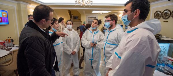 Министр здравоохранения Арсен Торосян после Концерта благодарности Нарека Ахназаряна медикам и персоналу гостиницы, где музыкант провел двухнедельную изоляцию (21 апреля 2020). Еревaн - Sputnik Армения