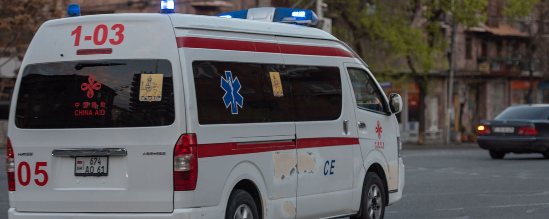 Карета скорой помощи на улице Пароняна Карета скорой помощи на улице Пароняна - Sputnik Արմենիա, 1920, 28.06.2021