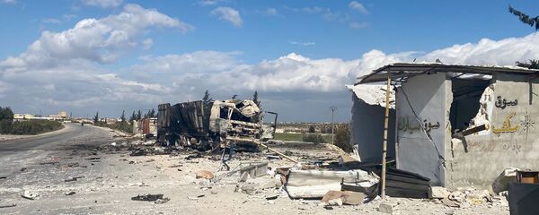Разрушенная военная техника сирийской армии и дома в районе Саракеб провинции Идлиб в Сирии. Разрушенная военная техника сирийской армии и дома в районе Саракеб провинции Идлиб в Сирии. - Sputnik Армения