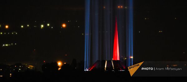 Зажженные прожекторы в мемориальном комплексе Цицернакаберд (23 апреля 2020). Еревaн - Sputnik Արմենիա