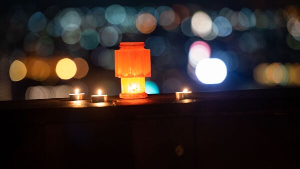 Зажженные свечи на смотровой площадке (23 апреля 2020). Ереване - Sputnik Армения