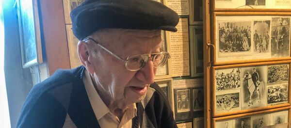 Сын Джумшута, Генрик Тер-Петросян, в музее своего отца в Гюмри Сын Джумшута, Генрик Тер-Петросян, в музее своего отца в Гюмри - Sputnik Արմենիա