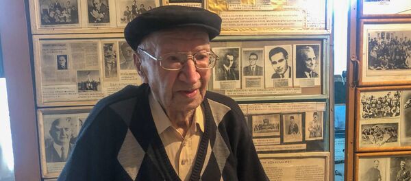 Сын Джумшута, Генрик Тер-Петросян, в музее своего отца в Гюмри Сын Джумшута, Генрик Тер-Петросян, в музее своего отца в Гюмри - Sputnik Армения