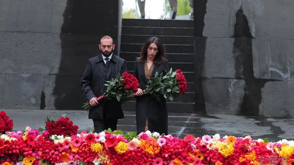 Арарат Мирзоян с супругой почтили память жертв Геноцида в Османской империи (24 апреля 2020). Еревaн - Sputnik Արմենիա
