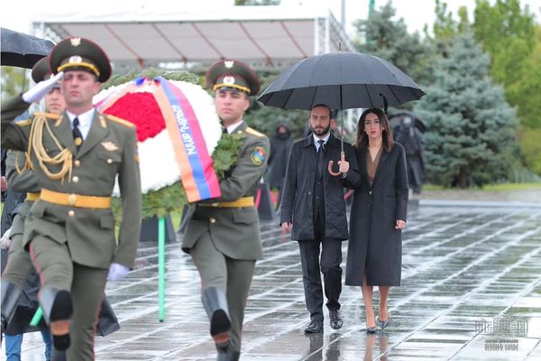 ՀՀ ԱԺ նախագահ Արարատ Միրզոյանը տիկնոջ հետ այցելել է Ծիծեռնակաբերդի հուշահամալիր - Sputnik Արմենիա