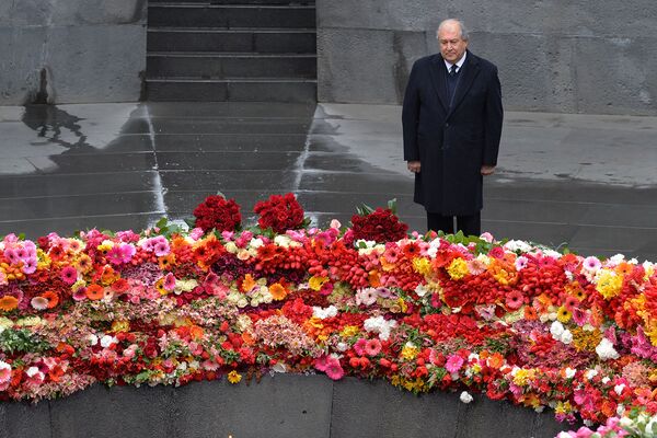 Президент Армении Армен Саркисян почтил память жертв Геноцида в Османской империи (24 апреля 2020). Еревaн - Sputnik Армения