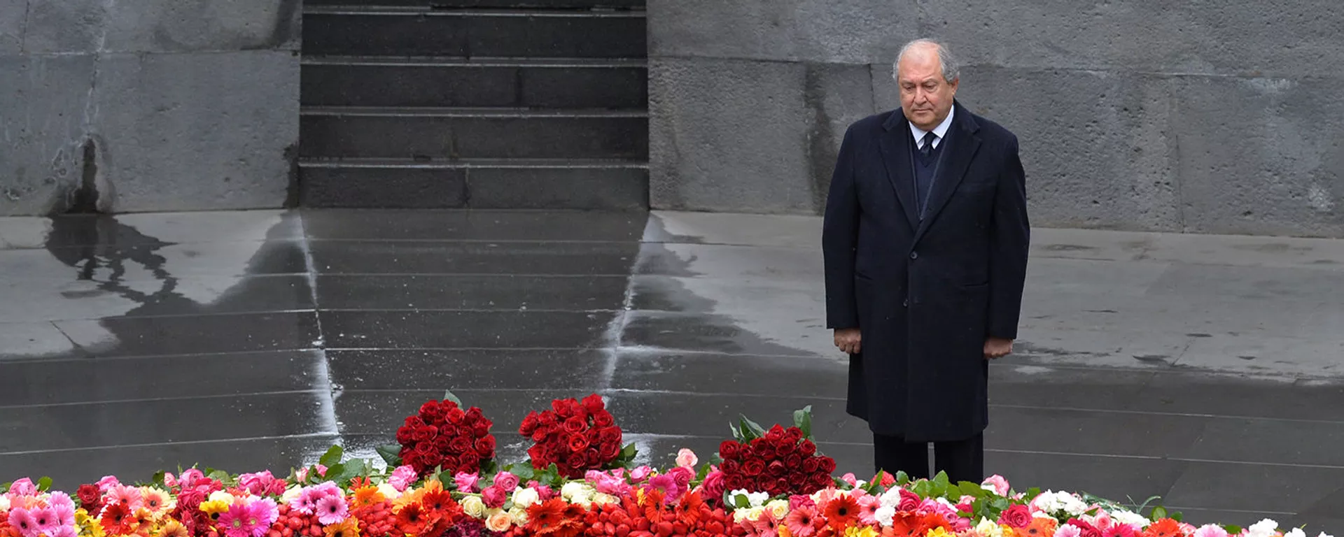 Президент Армении Армен Саркисян почтил память жертв Геноцида в Османской империи (24 апреля 2020). Еревaн - Sputnik Армения, 1920, 22.04.2021