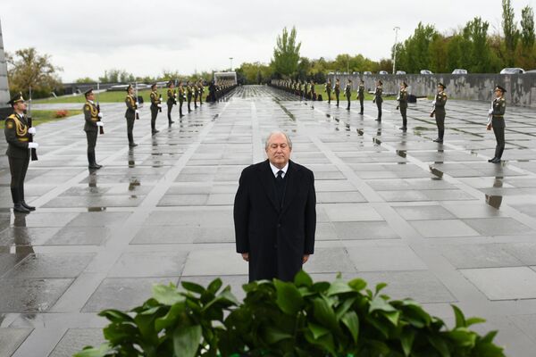 Президент Армении Армен Саркисян почтил память жертв Геноцида в Османской империи (24 апреля 2020). Еревaн - Sputnik Армения