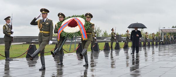Президент Армении Армен Саркисян почтил память жертв Геноцида в Османской империи (24 апреля 2020). Еревaн - Sputnik Армения