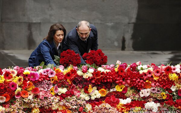 Премьер-министр Армении Никол Пашинян с супругой почтили память жертв Геноцида в Османской империи (24 апреля 2020). Еревaн - Sputnik Армения