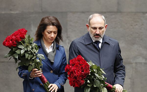 Премьер-министр Армении Никол Пашинян с супругой почтили память жертв Геноцида в Османской империи (24 апреля 2020). Еревaн - Sputnik Армения