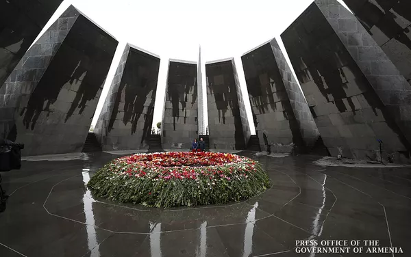 Премьер-министр Армении Никол Пашинян с супругой почтили память жертв Геноцида в Османской империи (24 апреля 2020). Еревaн Премьер-министр Армении Никол Пашинян с супругой почтили память жертв Геноцида в Османской империи (24 апреля 2020). Еревaн - Sputnik Армения