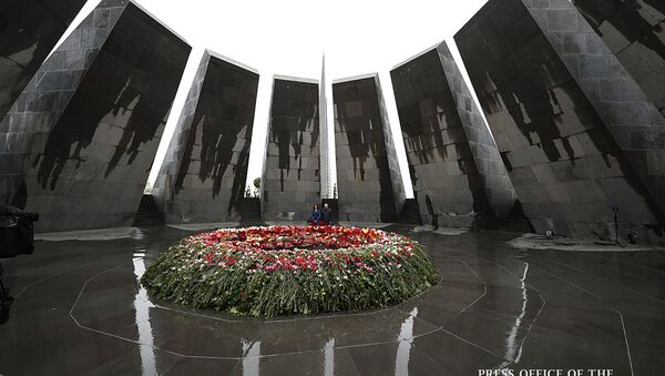Премьер-министр Армении Никол Пашинян с супругой почтили память жертв Геноцида в Османской империи (24 апреля 2020). Еревaн - Sputnik Արմենիա