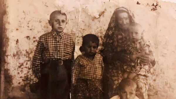 Избежавшая резни в Османской Империи бабушка Сара с внуками  - Sputnik Արմենիա