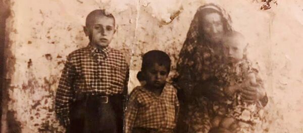 Избежавшая резни в Османской Империи бабушка Сара с внуками  - Sputnik Արմենիա