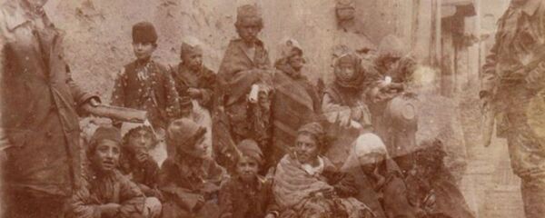 Редкая фотография Бездомные армянские дети на улицах Диарбекира, 1915 год - Sputnik Армения
