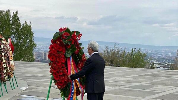 Третий президент Армении Серж Саргсян в мемориальном комплексе Цицернакаберд почтил память жертв Геноцида в Османской империи (24 апреля 2020). Еревaн - Sputnik Армения