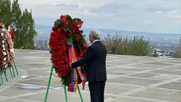 Третий президент Армении Серж Саргсян в мемориальном комплексе Цицернакаберд почтил память жертв Геноцида в Османской империи (24 апреля 2020). Еревaн - Sputnik Արմենիա