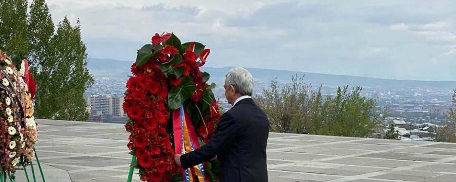 Третий президент Армении Серж Саргсян в мемориальном комплексе Цицернакаберд почтил память жертв Геноцида в Османской империи (24 апреля 2020). Еревaн - Sputnik Армения, 1920, 24.04.2021