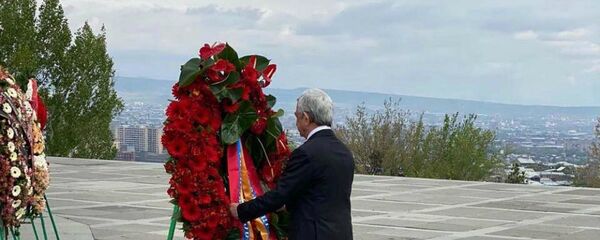 Третий президент Армении Серж Саргсян в мемориальном комплексе Цицернакаберд почтил память жертв Геноцида в Османской империи (24 апреля 2020). Еревaн Третий президент Армении Серж Саргсян в мемориальном комплексе Цицернакаберд почтил память жертв Геноцида в Османской империи (24 апреля 2020). Еревaн - Sputnik Արմենիա