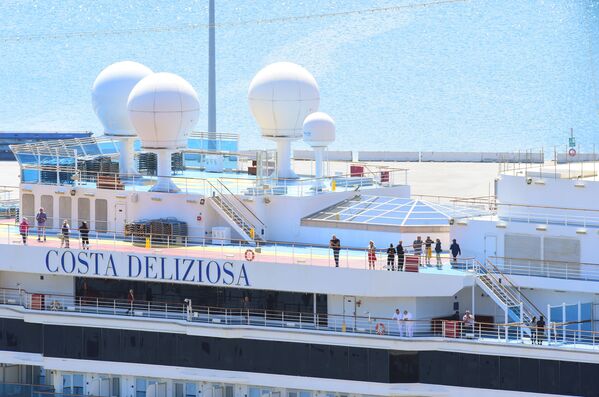 Пассажиры на круизном лайнере Costa Deliziosa в порту Генуя, Италия - Sputnik Армения