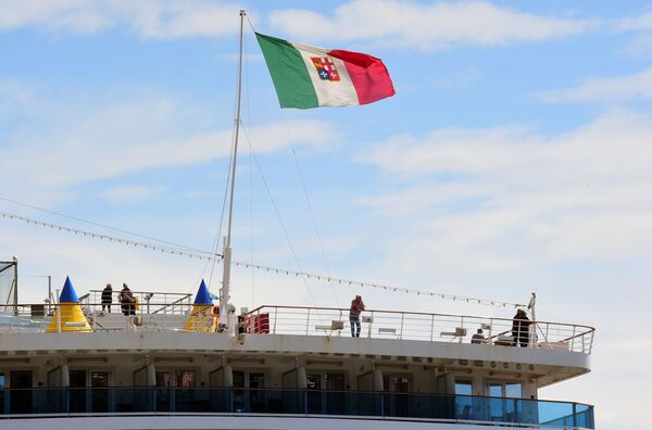 Пассажиры на круизном лайнере Costa Deliziosa в порту Генуя, Италия - Sputnik Армения
