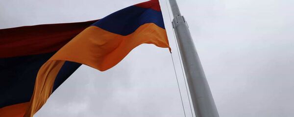 Флаг Армении на армяно-турецкой границе, напротив исторической столицы Ани (24 апреля 2020). Ширак - Sputnik Армения