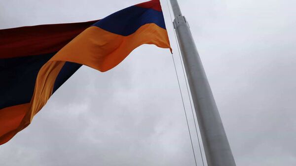 Флаг Армении на армяно-турецкой границе, напротив исторической столицы Ани (24 апреля 2020). Ширак - Sputnik Армения