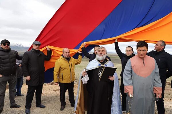 Ի նշան հիշատակի ու կյանքի շարունակության. պատմական Անիի դիմաց կծածանվի հայոց եռագույնը Ի նշան հիշատակի ու կյանքի շարունակության. պատմական Անիի դիմաց կծածանվի հայոց եռագույնը - Sputnik Արմենիա