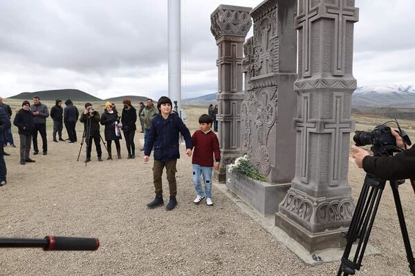 Ի նշան հիշատակի ու կյանքի շարունակության. պատմական Անիի դիմաց կծածանվի հայոց եռագույնը Ի նշան հիշատակի ու կյանքի շարունակության. պատմական Անիի դիմաց կծածանվի հայոց եռագույնը - Sputnik Արմենիա