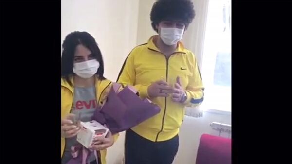 Когда сделал шах и мат короне: в Армении влюбленные поженились, сидя на карантине Когда сделал шах и мат короне: в Армении влюбленные поженились, сидя на карантине - Sputnik Армения