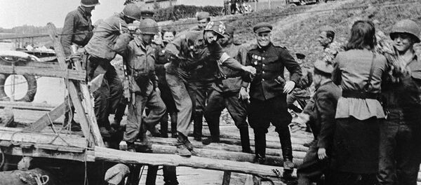 Советские и американские военнослужащие встречаются на реке Эльбе. - Sputnik Армения
