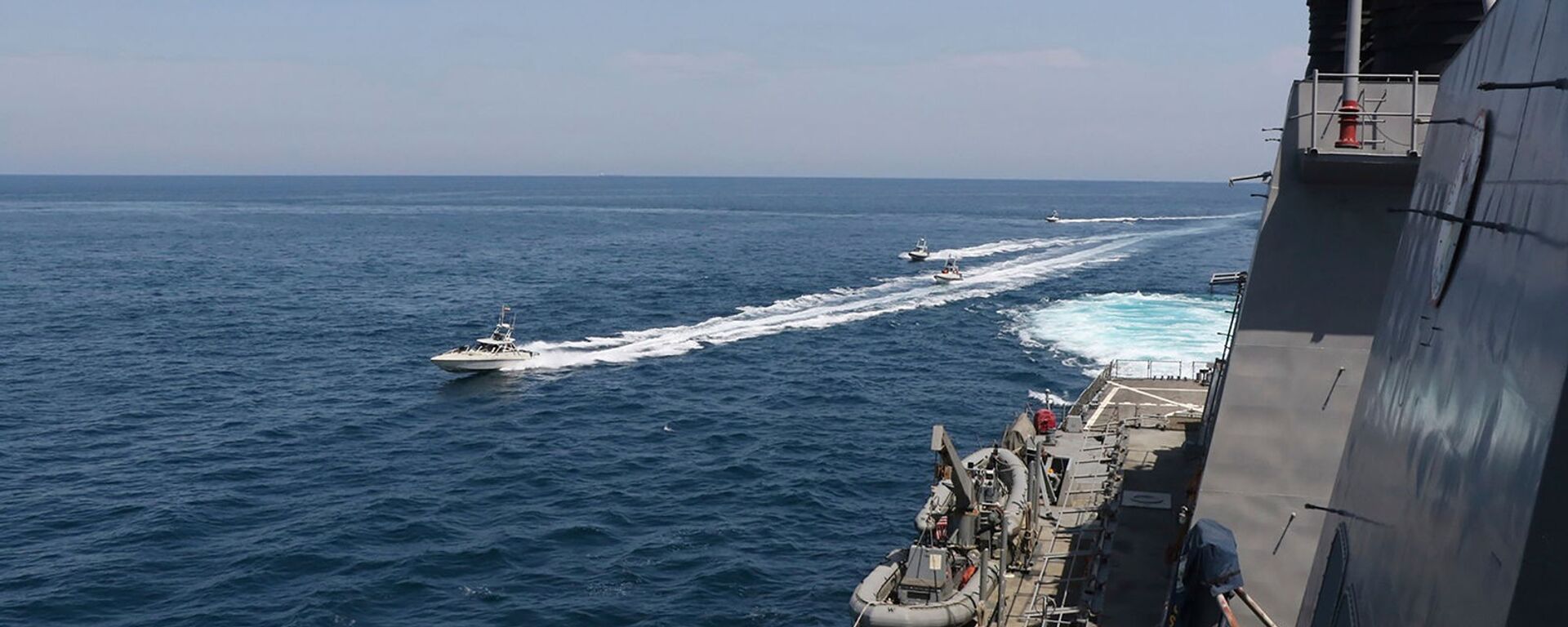 Иранские корабли Революционной гвардии плывут рядом с американскими военными кораблями в Персидском заливе близ Кувейта (15 апреля 2020). Персидский залив - Sputnik Армения, 1920, 02.06.2021