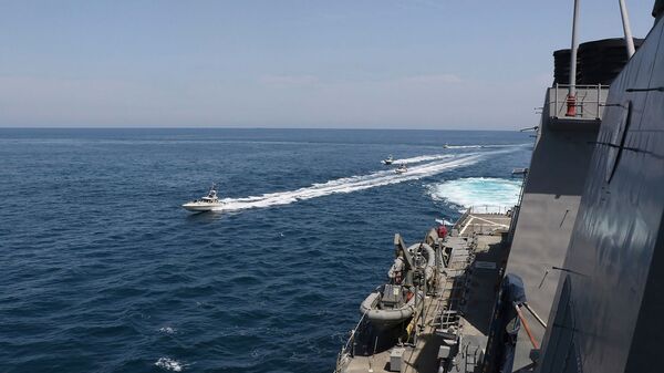 Иранские корабли Революционной гвардии плывут рядом с американскими военными кораблями в Персидском заливе близ Кувейта (15 апреля 2020). Персидский залив - Sputnik Արմենիա