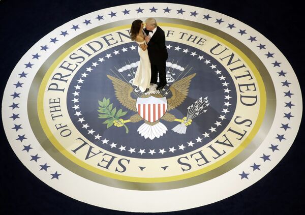 Президент США Дональд Трамп танцует с первой леди Меланией в Вашингтоне  - Sputnik Армения