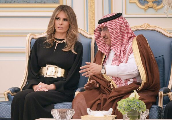 Первая леди США Мелания Трамп общается с заместителем премьер-министра  Саудовской Аравии Мухаммедом ибн Наиф Аль Саудом - Sputnik Армения