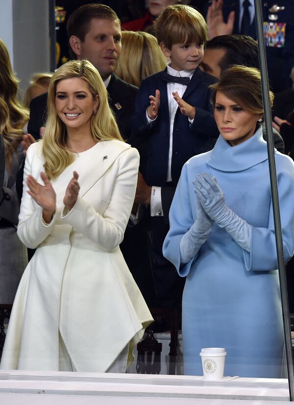 Первая леди США Мелания Трамп и Иванка Трамп во время парада в честь инаугурации президента в Вашингтоне  - Sputnik Армения