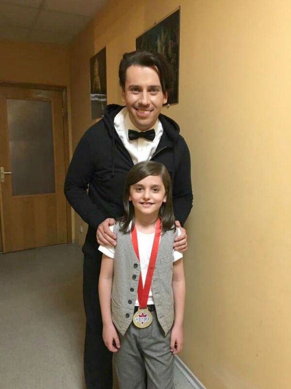 Поп-король детской сцены: Миша Григорян выступил в шоу Максима Галкина - Sputnik Армения