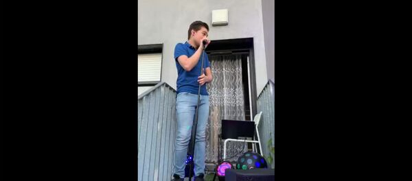 Выступление Акопа Касабяна на крыльце дома - Sputnik Армения