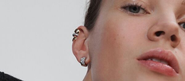 Ювелирный Дом Chanel выпустил видеогид The Vocabulary of Style, который рассказывает, как носить и стилизовать серьги Ювелирный Дом Chanel выпустил видеогид The Vocabulary of Style, который рассказывает, как носить и стилизовать серьги - Sputnik Армения