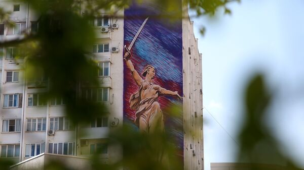 Граффити Родина Мать на фасаде дома в Новороссийске - Sputnik Армения