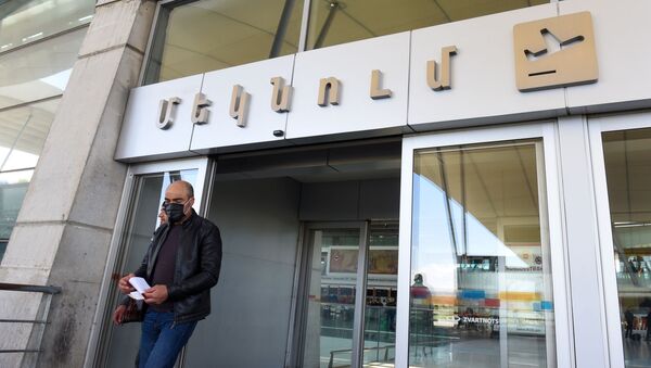 Мужчина в защитной маске в аэропорту Звартноц (27 апреля 2020). Еревaн - Sputnik Армения